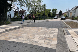  Auch der Farbwechsel der Pflasteroberfläche zwischen anthrazit und muschelkalk trägt zur Verkehrsberuhigung bei. 