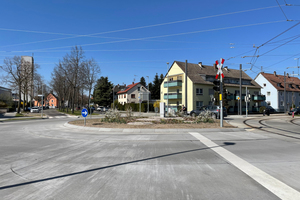  Sämtliche Bordsteine, die hier als Randbegrenzungen zum Einsatz kamen, wurden auf die fertige Fahrbahn aufgeklebt statt konventionell eingebaut. 