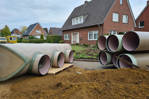  Um das erforderliche Stauraumvolumen zu schaffen und gleichzeitig die Mindestüberdeckung einzuhalten, wurden die Rohre nach Nennweiten gestaffelt und jeweils parallel in Zweier- bzw. – mit Blick auf DN 800 – in Dreiersträngen angeordnet. Das Verbindungsbauwerk (links) sorgt für den Übergang zwischen zweistrangigen und dreistrangigen GFK-Rohren. 