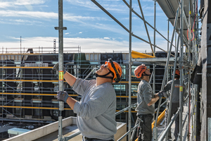  Die in das Gerüstsystem integrierte vorlaufende Geländermontage gewährleistet eine hohe Sicherheit schon während des Aufbaus auf der Baustelle. 