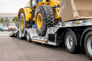  Baumaschinen mit langen Radständen (2.400 bis 3.460 Millimeter) können problemlos geladen werden. 