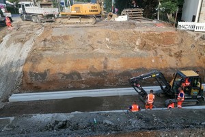  Nach dem Bodenaustausch erfolgte der Einbau der Fertigteile auf Vorschubfundamenten. 