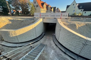  Vorher: Die einfeldrige Eisenbahnüberführung über die Kellerstraße im mittelfränkischen Hersbruck aus dem Jahre 1900 befand sich in einem schlechten Allgemeinzustand und musste zur Aufrechterhaltung der Verfügbarkeit der überführten Streckengleise erneuert werden. (Bild: DB Netz AG)&nbsp;Bild 2BU: Nachher: Statt in Ortbetonbauweise wurde das Bauwerk aus Rahmenfertigteilen aus Stahlbeton errichtet.  