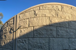  In Abstimmung mit der Denkmalschutzbehörde und der Stadt Hersbruck wurden die dem Gehweg zugewandten Sichtflächen der Widerlager und Flügel mit einer Betonoberfläche mit Mauerwerksstruktur in Sandsteinoptik ausgebildet. 
