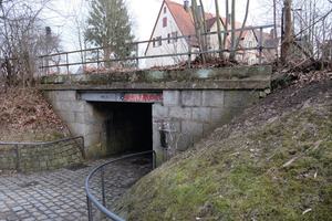  Vorher: Die einfeldrige Eisenbahn-überführung über die Kellerstraße aus dem Jahre 1900 befand sich in einem schlechten Allgemeinzustand und musste zur Aufrechterhaltung der überführten Streckengleise erneuert werden.  