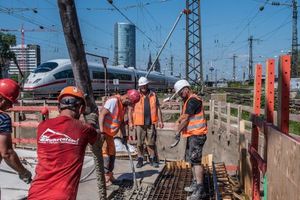  Betonage bei laufendem Schienenverkehr. 