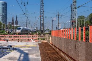  Eisenbahnüberführung Köln. Für mehr Nachhaltigkeit lieferte Heidelberger Beton CO2-reduzierte Standard- und Sichtbetone. 