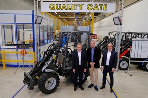  Eric Lepine, COO der Mecalac Gruppe, Dr. Henning Rohkamm, Geschäftsführer Mecalac Baumaschinen, und Maarten Muller, Geschäftsführer Daher Logistik (v.l.), in der dritten neuen Produktionslinie in Büdelsdorf. 