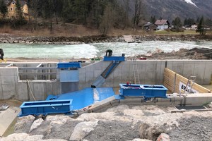  Die Stahlwasserbauklappe liegt im Kanal der Anlage. 