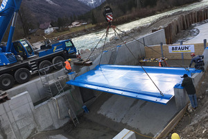  Die Stahlwasserbauklappe wird mit einem Krahn eingehoben. 