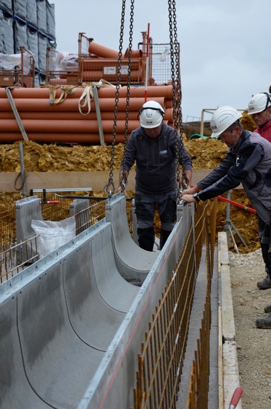 Insgesamt wurden rund 400 Meter Drainfix Clean Rinnen mit der Nennweite 500 und rund 2.800 Drainfix Bloc 300 Elemente eingebaut.