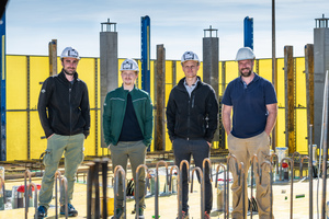  Die ganze Mannschaft lobt die sichere und angenehme Arbeitsatmosphäre in den eingehausten Geschossen. Polier Christopher Stanek, Bauleiter David Schuh und Gruppenleiter Martin Kern von der Bauunternehmung Granit mit Key Account Manager Gerald Senk von Doka (von li. nach re.). 