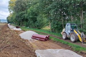  Rohre und Bettungsmaterial wurden vorab entlang der Leitungstrasse gelagert. Das hat zu einem reibungslosen und schnellen Baufortschritt beigetragen. 