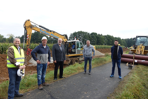  Mit dem Ablauf der Kanalbauarbeiten zufrieden (v.l.): Heiko Hendlich (Funke Kunststoffe GmbH), Manuel Pfister (Tiefbau Pfister GmbH), Bürgermeister Roland Kauper, der Planer Christian Dremel und der Bauleiter Florian Strehler (H&P Höhnen und Partner Ingen 