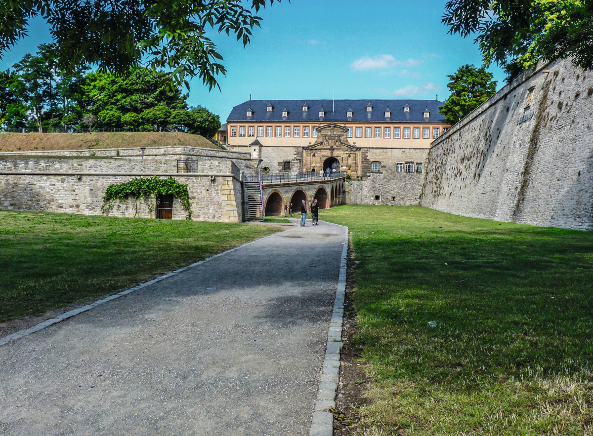 Bei der Errichtung der Zitadelle Petersberg im 17. Jahrhundert wurden die neuen Festungsmauern mit den alten Stadtmauern verbunden. Dabei legten die Erbauer sogenannte Konterminen beziehungsweise ?Horchgänge? an.