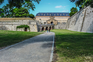  Bei der Errichtung der Zitadelle Petersberg im 17. Jahrhundert wurden die neuen Festungsmauern mit den alten Stadtmauern verbunden. Dabei legten die Erbauer sogenannte Konterminen beziehungsweise „Horchgänge“ an. 