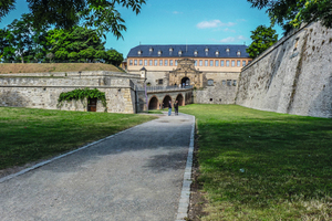  Bei der Errichtung der Zitadelle Petersberg im 17. Jahrhundert wurden die neuen Festungsmauern mit den alten Stadtmauern verbunden. Dabei legten die Erbauer sogenannte Konterminen beziehungsweise ?Horchgänge? an. 