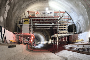  Zur Vervollständigung der Tunnel-Außenschale wurde ein Nachbearbeitungswagen der Friedr. Ischebeck GmbH eingesetzt, der auf dem Alu-Schalungsgerüst Titan basiert. 