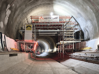 Zur Vervollst?ndigung der Tunnel-Au?enschale wurde ein Nachbearbeitungswagen der Friedr. Ischebeck GmbH eingesetzt, der auf dem Alu-Schalungsger?st Titan basiert.