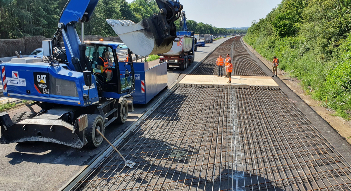 Bei der horizontalen Hybridbauweise wird nur die rechte Fahrbahn sowie der Standstreifen als durchgehend bewehrte Betonfahrbahn ausgeführt.