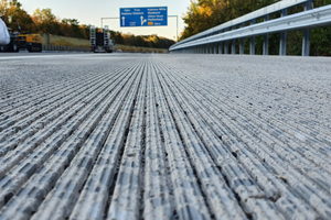  Auch die Verringerung der Lärmemissionen durch Texturierung der Betondecke wird auf der Pilotstrecke bei Koblenz getestet. 