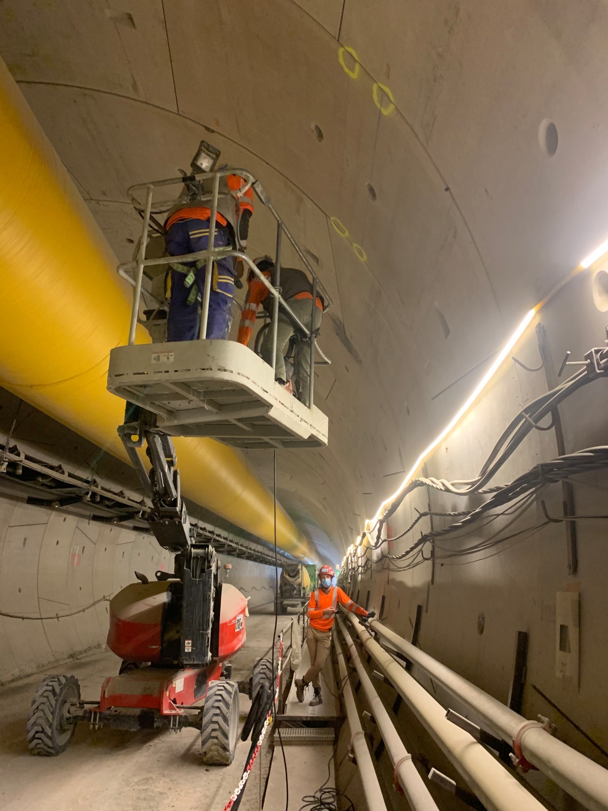 Durch den Schienennetz-Ausbau ?Grand Paris Express? werden sechs fahrerlose U-Bahn-Linien die Metropole besser mit den Gemeinden der Île de France vernetzen. Fischer Schwerlastbefestigungen sichern Medienleitungen und stellen die Verbindung der Bodenplatt