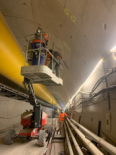 Durch den Schienennetz-Ausbau ?Grand Paris Express? werden sechs fahrerlose U-Bahn-Linien die Metropole besser mit den Gemeinden der ?le de France vernetzen. Fischer Schwerlastbefestigungen sichern Medienleitungen und stellen die Verbindung der Bodenplatt