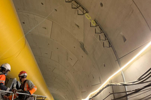  Beim Bau der Linie 15 verankern Reaktionspatronen RSB zusammen mit RG M Ankerstangen die Kabeltrassen sowie Aufhängebügel und Stahlplatten für Kabeltragsysteme sicher in Beton. 