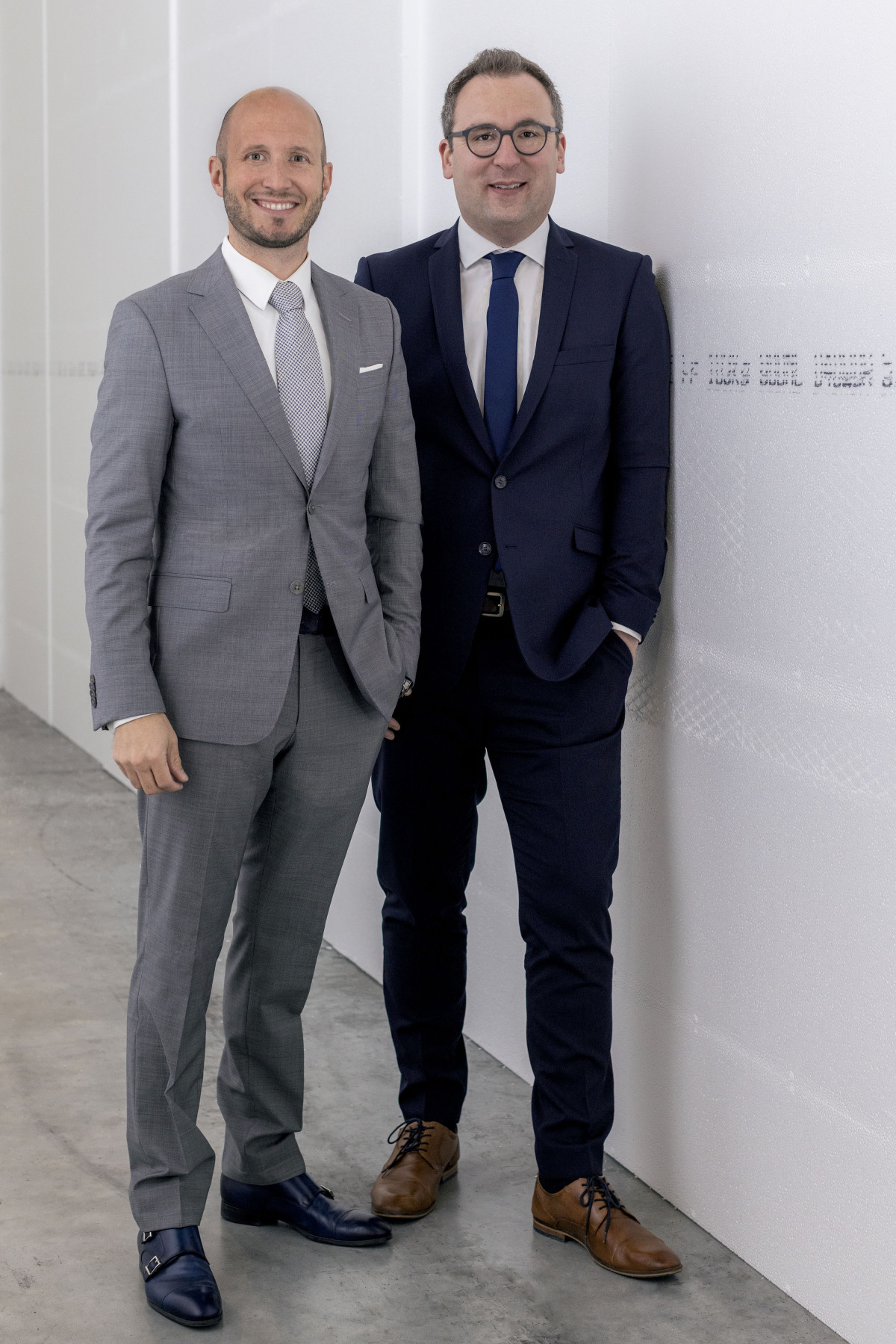 Matthias Mang (links) und Maximilian Lang sind Geschäftsführer der Joma Dämmstoffwerke.