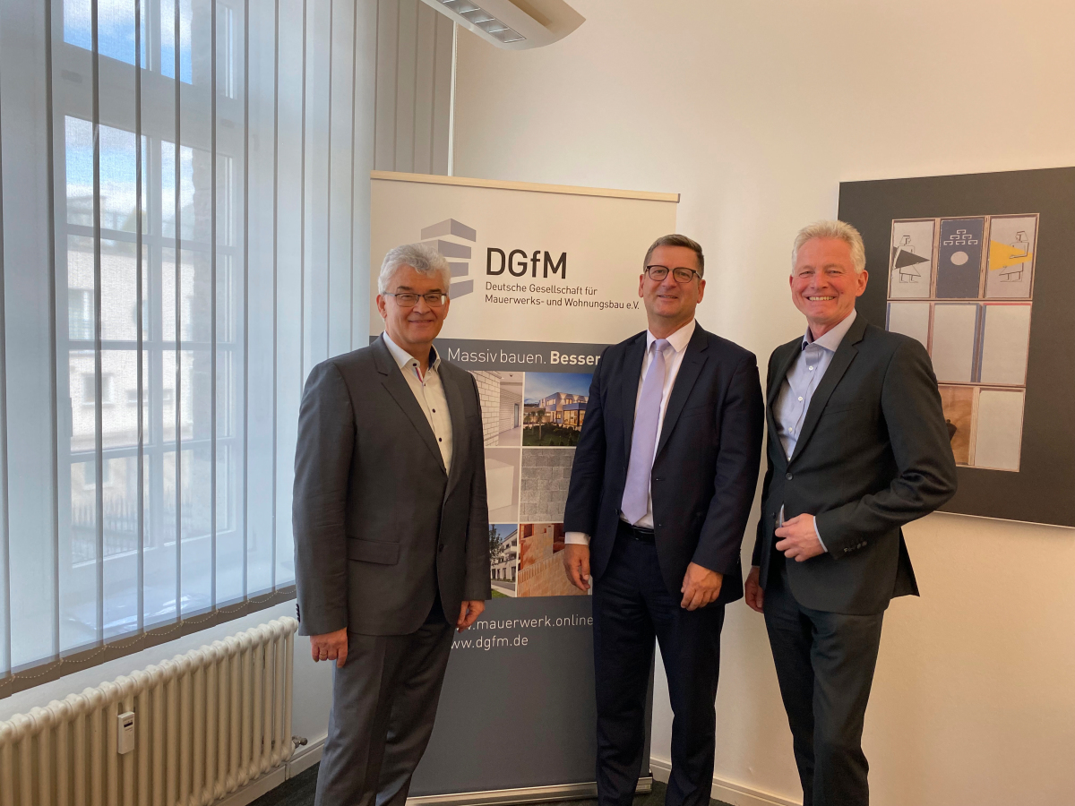 Der scheidende DGfM-Geschäftsführer Dr. Ronald Rast (links) mit seinem Nachfolger Christian Bruch (Mitte) und dem DGfM-Vorstandsvorsitzenden Dr. Hannes Zapf (rechts).