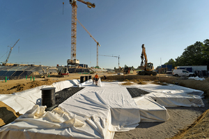  Der Blockverbund wurde anschließend mit Geotextil eingeschlagen. 