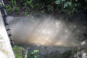  Bei dem Hochdruckspülverfahren werden Kanalrohre von Schmutz und Ablagerungen befreit. Die Reinigungsdüse am Ende des Schlauches säubert die Kanalwände zuverlässig. 