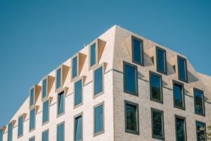  Klinkerziegel in heller, lebendiger Farbigkeit charakterisieren den Neubau. 