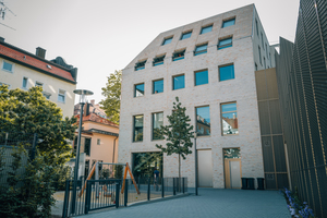  Innenhofseitig sind Teile der Fassade ebenfalls mit Klinkersteinen bekleidet, während die nicht öffentlich passierbaren Wandflächen verputzt sind. 