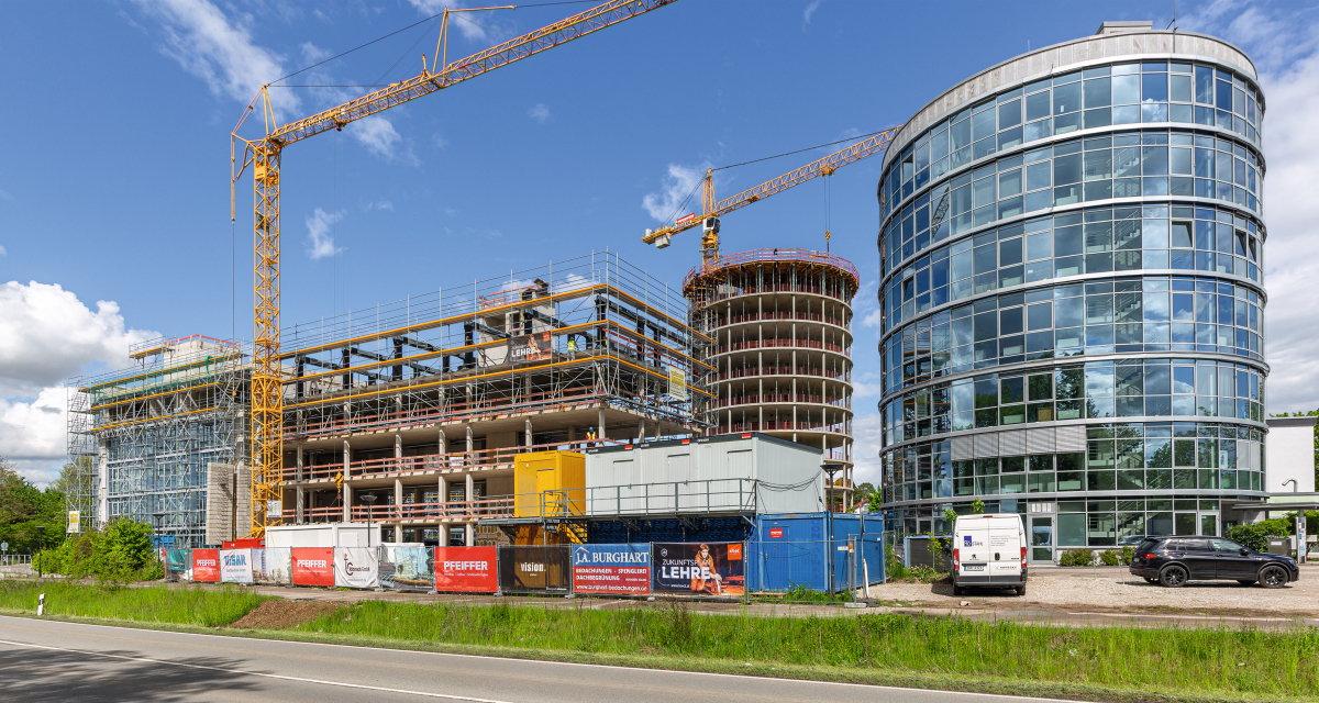 Aufälligster Bestandteil der umfangreichen Erweiterungs- und Modernisierungsmaßnahme des Büroparks Ottobrunn ist der neue, zweite Büroturm mit 40 m Höhe.