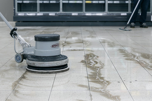  Für eine besonders gute Reinigungsleistung werden die Bürsten der Einscheibenmaschine durch MelaminPlusPads ersetzt. Mit einer Maschine mit Bürsten muss man in der Regel zwei bis dreimal über die Oberfläche fahren, um dasselbe Reinigungsergebnis zu erzielen. Die MelaminPlusPads erhöhen die mechanische Reinigungswirkung. 