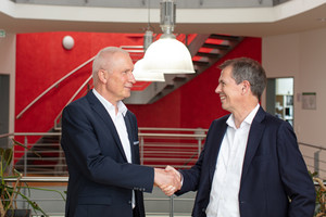  Günter Krohn (links) tritt nach mehr als 14 Jahren Geschäftsführung in den Ruhestand und gratuliert Volker Brock (rechts) zur Nachfolge. 
