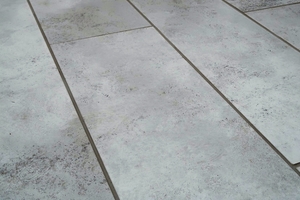  Die bedruckten Estrichziegel kombinieren die Vorteile der Keramikelemente mit einem individuell gewünschten Fußbodendesign – beispielsweise in Betonoptik. 