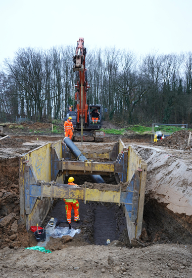 Bei der Erschließung des Neubaugebietes setzten die Auftraggeber auf ein modernes Verlegeverfahren ohne Sandbettung, um die Baustelle nachhaltiger zu realisieren.