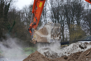  Um den lehmhaltigen Boden auf der Baustelle später als Füllmaterial der Leitungszone verwenden zu können, wird dieser vor Ort aufbereitet. Dafür wird mit der Separatorschaufel das Aushubmaterial mit Kalk vermischt. 