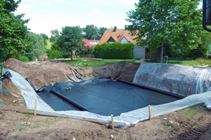  In Veitsbronn wurde der Retentionskörper zuerst mit einem Filtervlies, dann mit der vorgesehenen Kunststoffdichtungsbahn und abschließend noch einmal mit einem Filtervlies ummantelt. 