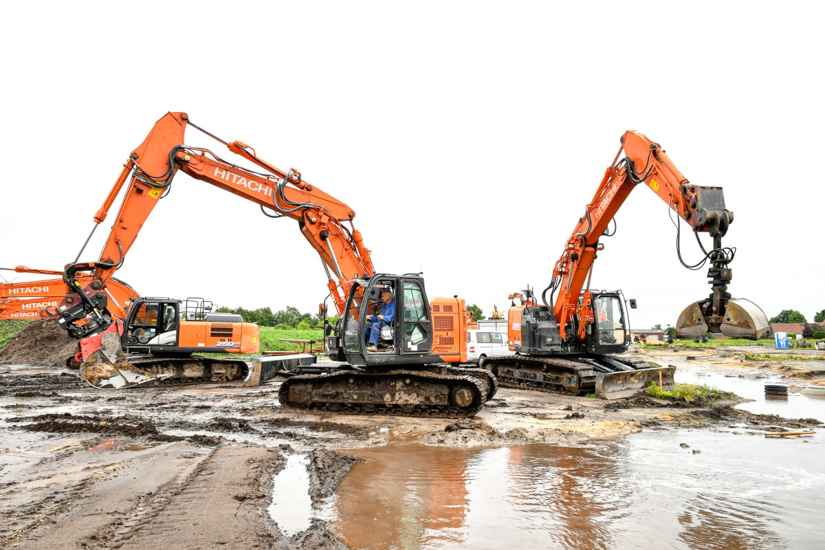 Von den insgesamt 16 Hitachi-Maschinen von Kiesel sind 5 Raupenbagger im zukünftigen Wohngebiet im Einsatz.