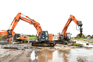  Von den insgesamt 16 Hitachi-Maschinen von Kiesel sind 5 Raupenbagger im zukünftigen Wohngebiet im Einsatz. 