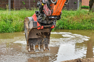  Auch beim Entwässern einer ?abgesoffenen? Baustelle können die Baggerfahrer dank Tiltrotator und OilQuick-Schnellwechsler immer die passenden Anbaugeräte nutzen. 