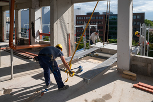  Im Betonfertigteilwerk wurden in den Balkon zwei bewehrte Stahleinbauteile mit jeweils einer Trägerplatte betoniert, die am Kopfende, zum Gebäude hin, mit dem Fertigteil abschließt. 