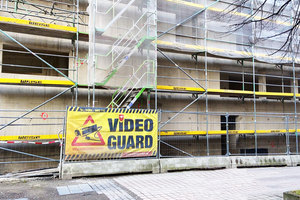 Optisch zu den Kameratürmen passende Banner am Baustellenrand machen auf die Videoüberbewachung aufmerksam. 