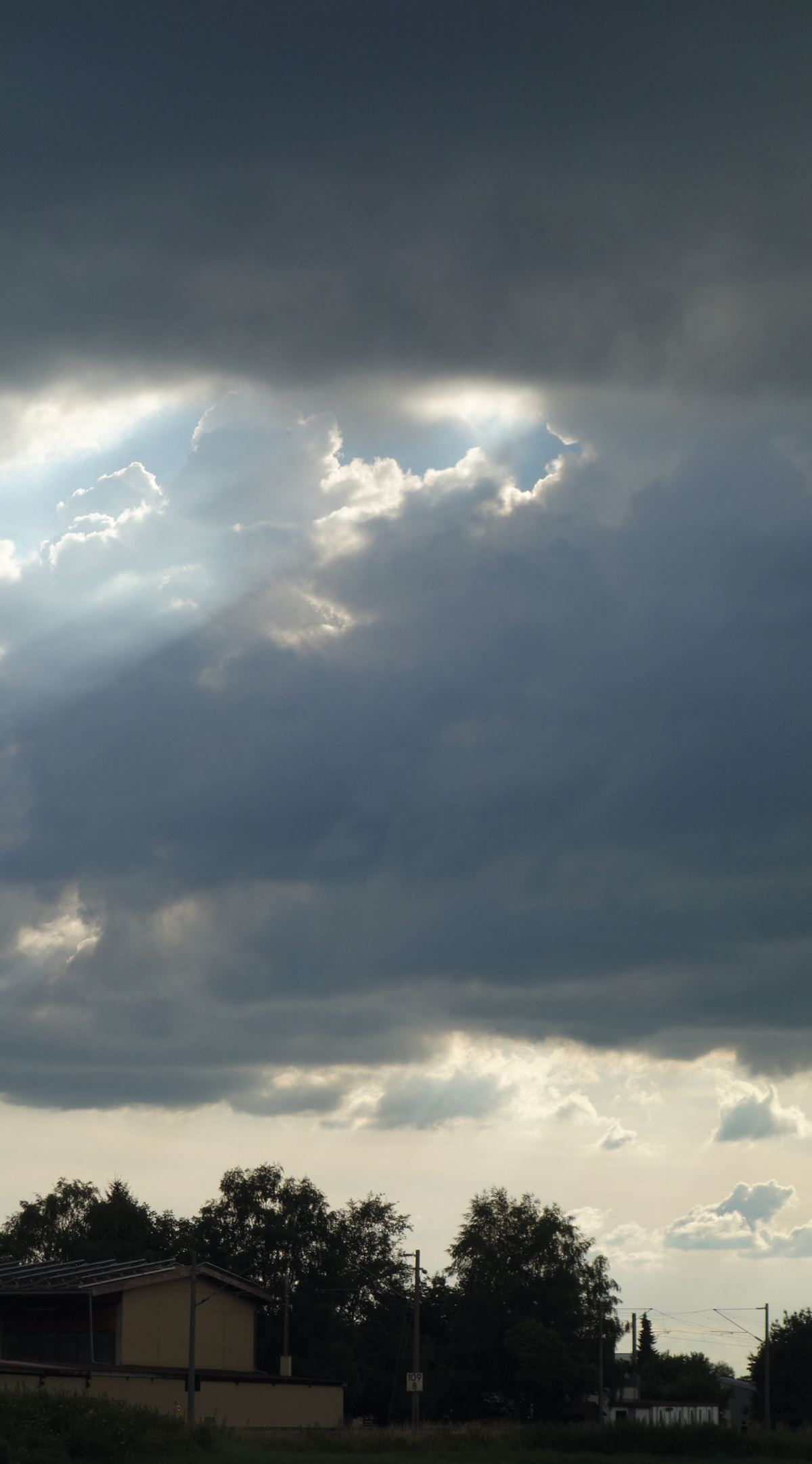 Kommt nach einer Dürreperiode der ersehnte Regen und fällt dann heftig, kann der durchgetrocknete Boden die Wassermenge kaum aufnehmen. Regenspeicher mit zeitversetztem Überlauf oder unterirdische Versickerung sind dann hilfreich.