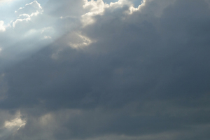  Kommt nach einer Dürreperiode der ersehnte Regen und fällt dann heftig, kann der durchgetrocknete Boden die Wassermenge kaum aufnehmen. Regenspeicher mit zeitversetztem Überlauf oder unterirdische Versickerung sind dann hilfreich. 