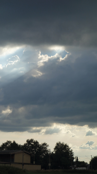 Kommt nach einer D?rreperiode der ersehnte Regen und f?llt dann heftig, kann der durchgetrocknete Boden die Wassermenge kaum aufnehmen. Regenspeicher mit zeitversetztem ?berlauf oder unterirdische Versickerung sind dann hilfreich.