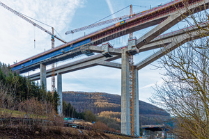  Im Team erlaubten die Baukastensysteme Variokit und Peri Up maßgeschneiderte Projektlösungen für die Gesimskappenherstellung sowie die Nachbearbeitung des Überbaus und der Schrägpfeiler. 